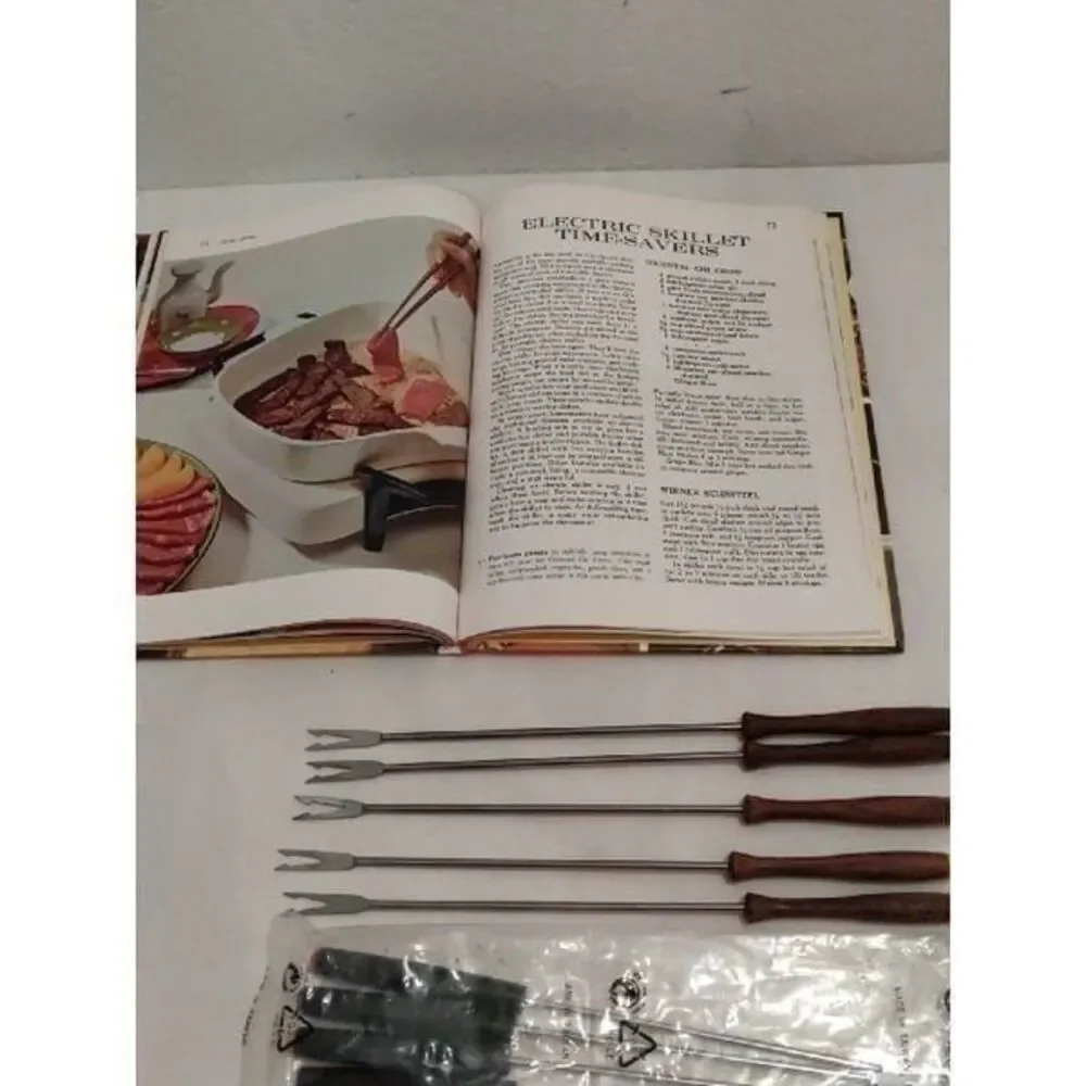 Better Homes & Gardens Fondue‎ Cookbook with Fondue Forks
